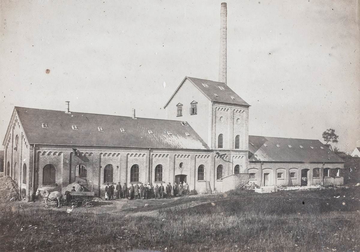 Historisk billede fra Saftstationen i Damme med personale